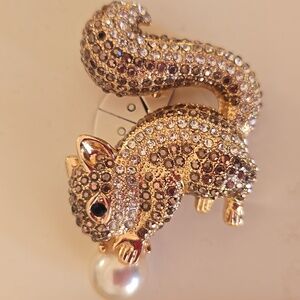 NAPIER BRAND BEAUTIFUL GOLDTONE SPARKLING SQUIRREL FASHION JEWELRY PIN BROOCH
